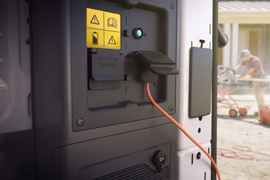 Toma de corriente exterior de Ford Transit alimentando herramienta eléctrica.